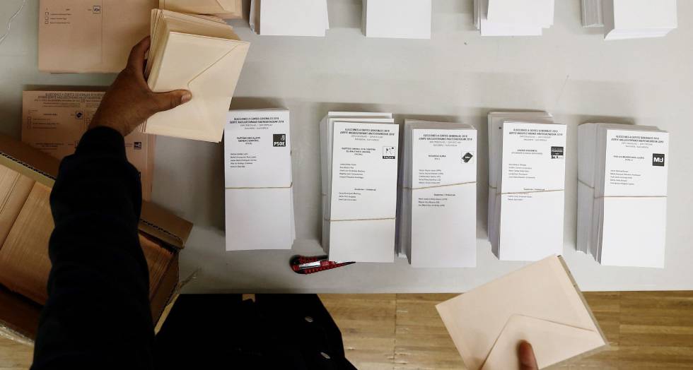 Preparativos para las elecciones del 28 de abril.