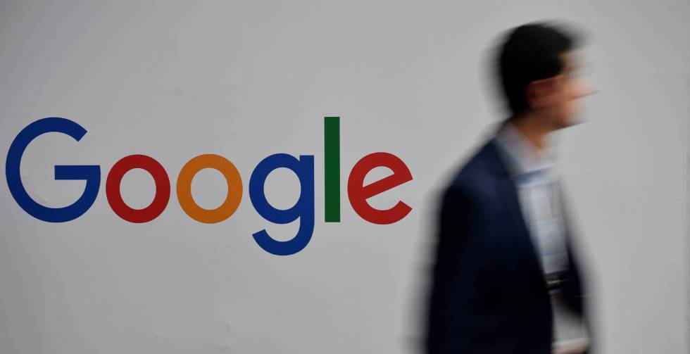 Un hombre pasa junto al logotipo de Google, que ha anunciado su propio servicio de mensajería.