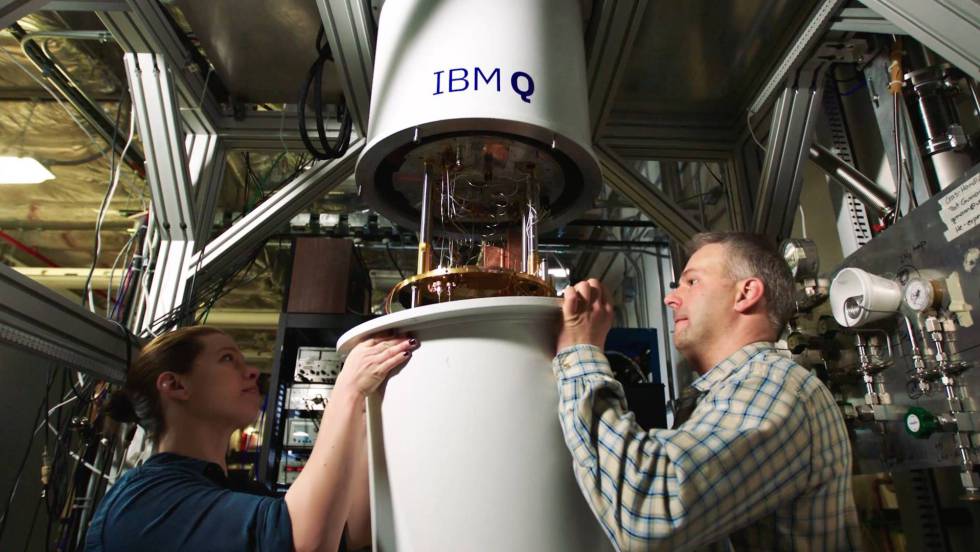 Dos trabajadores cubren el IBM Q.