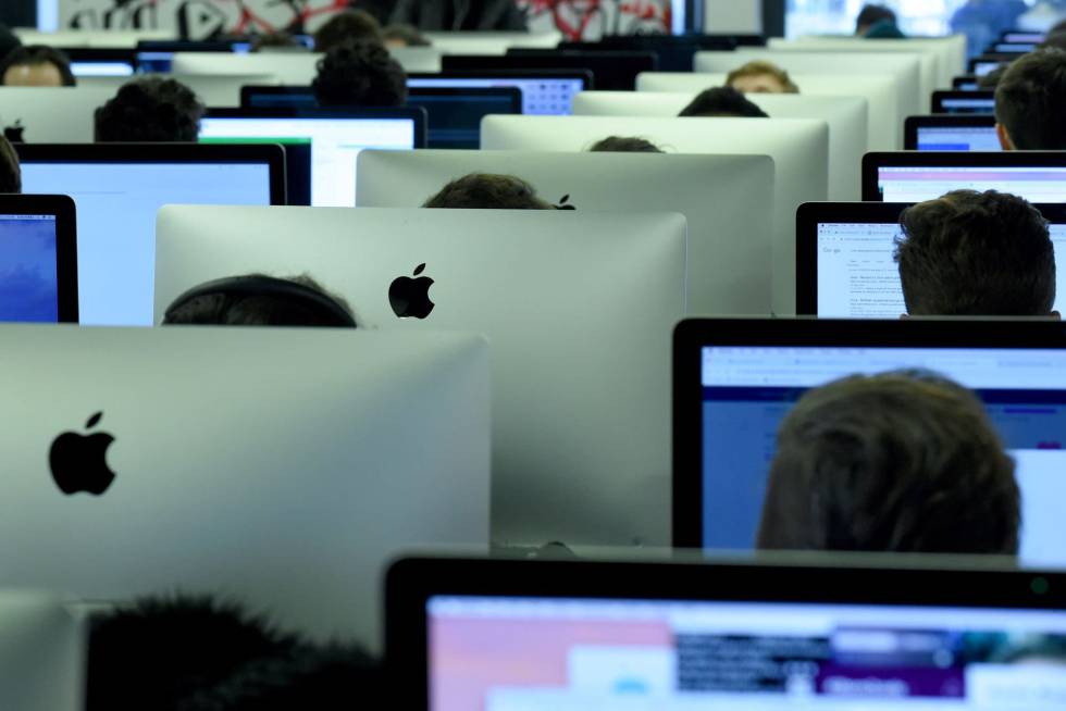 Estudantes em uma escola de programação em Paris.