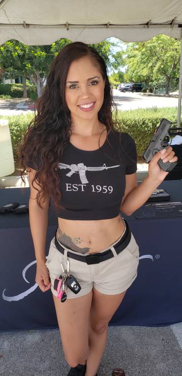 ‘Influencers’ de armas: la estrategia de los fabricantes para promocionarse en redes sociales 1 La influencer de 30 años Rita Pearl posa con un arma, en una imagen cedida por ella misma.