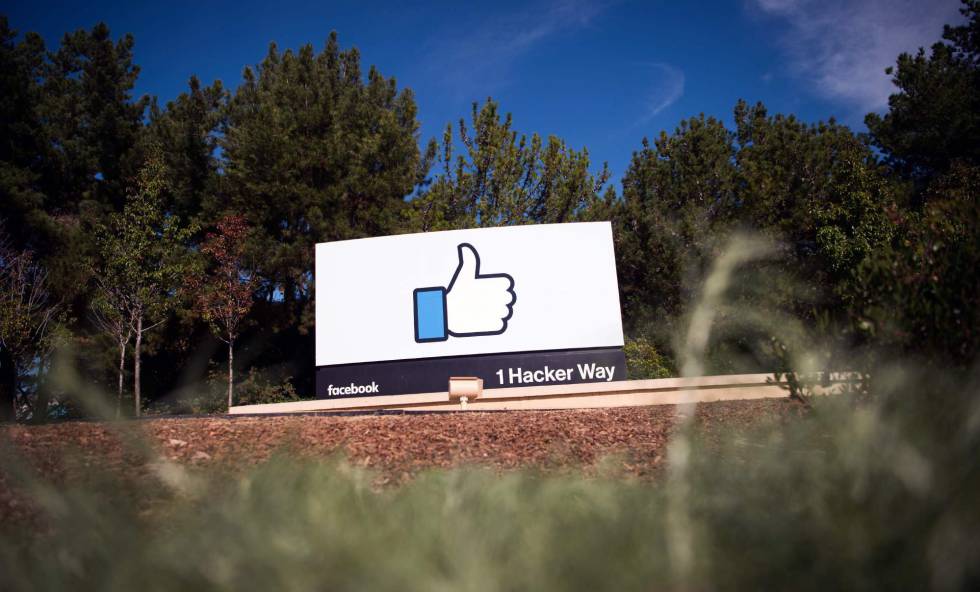 El sÃ­mbolo de Facebook, a la entrada de su sede corporativa en Menlo Park (California)