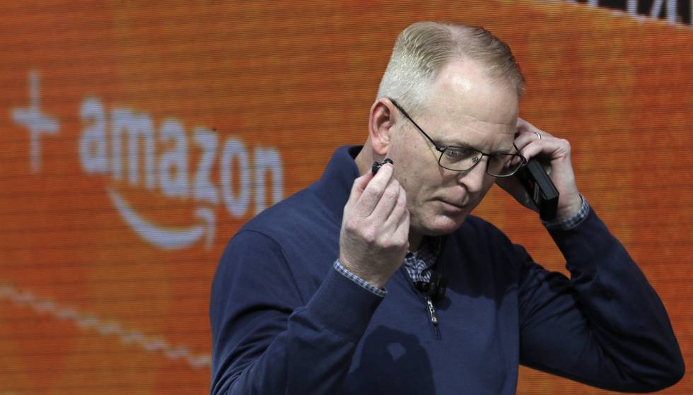 Dave Limp, vicepresidente de dispositivos y servicios de Amazon, prueba unos auriculares de la compañía.