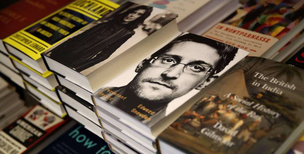  Edward Snowden, retratado en la portada de su libro.