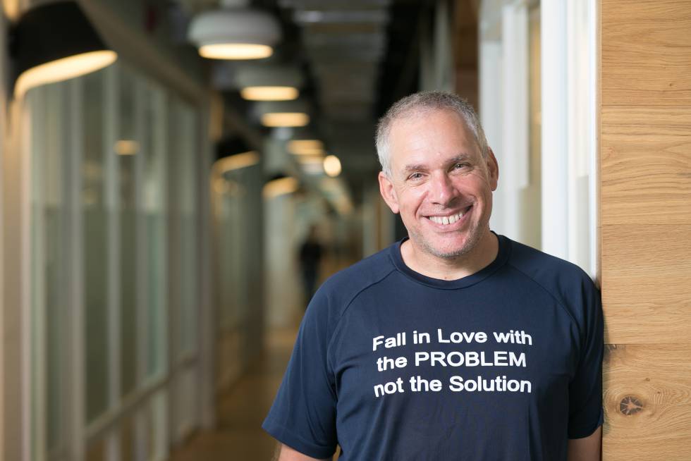 El emprendedor israelí Uri Levine, con una de sus habituales camisetas con mensaje: 'Enamórate del problema, no de la solución'.