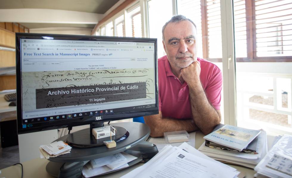 Carlos Alonso, investigador del centro de arqueología subacuática de Andalucía probando el software 'Carabela' en Cádiz.