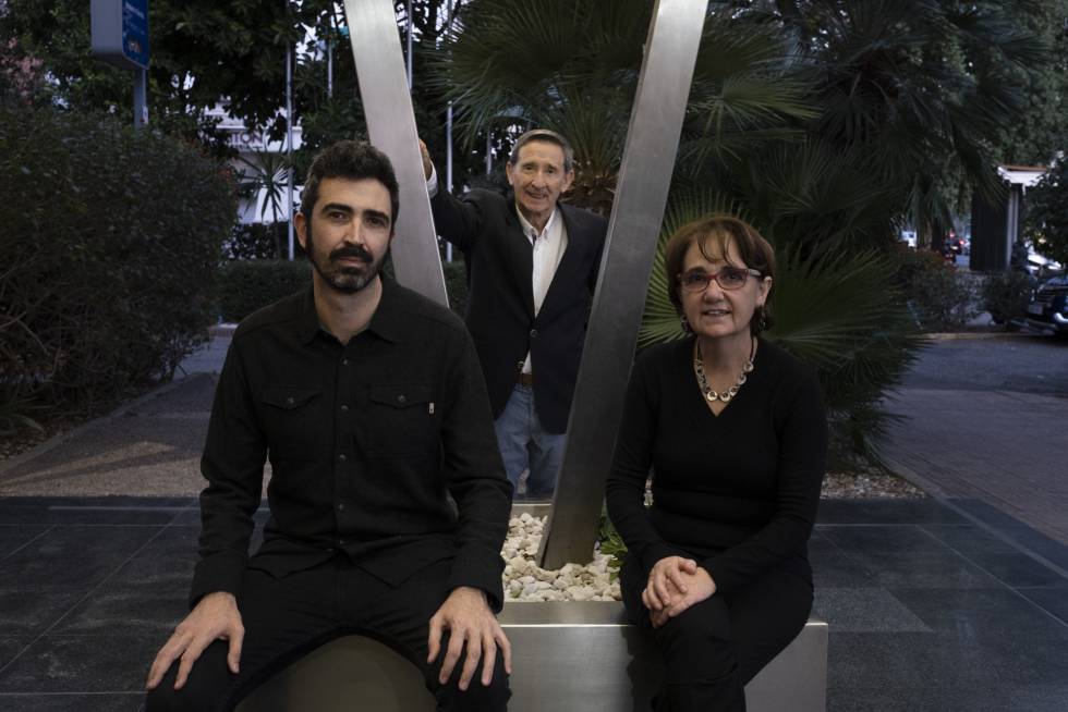 De izquierda a derecha, el guionista y director de cine Jorge Laplace, el matemático Manuel Vázquez, y la matemática Paz Jiménez.