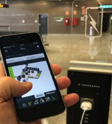 Un usuario recarga su móvil en un aeropuerto.