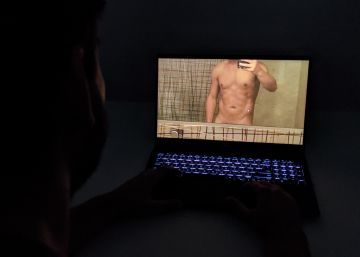 Un usuario visualiza una fotografía de un hombre desnudo.