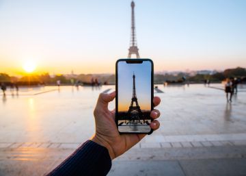 Un turista toma una foto de la Torre Eiffel. 