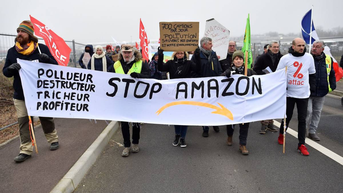 Manifestantes en contra de Amazon, en Francia.