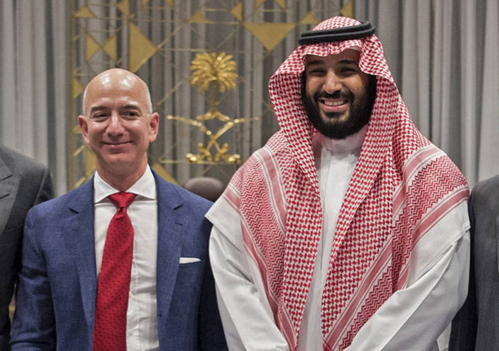 Una foto proporcionada por Arabia Saudí muestra al príncipe heredero, Mohamed bin Salman, junto al fundador de Amazon, Jeff Bezos, en Riad en noviembre de 2016.