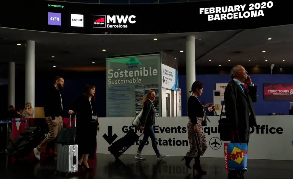Un visitante abandona el Mobile World Congress (MWC) en la edición de 2019.