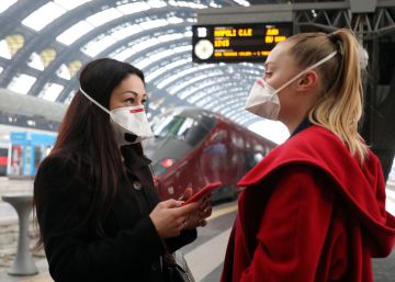 Dos viajeras con mascarilla en la estación Central de Milán (Italia) el martes pasado. 