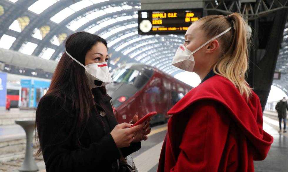 Dos viajeras con mascarilla en la estación Central de Milán (Italia) el martes pasado. 