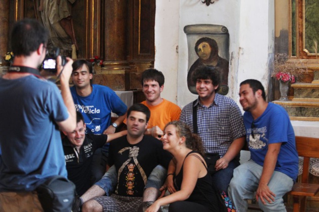 Un grupo de visitantes se fotograf&iacute;a junto al &#039;Ecce Homo&#039;.