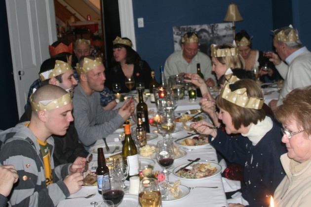 La típica foto de una cena navideña completamente torcida ¡atentos al marco de la puerta!