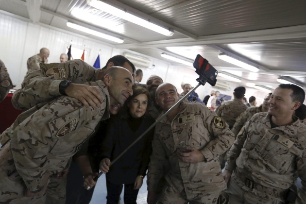 La vicepresidenta del Gobierno, Soraya S&aacute;enz de Santamar&iacute;a, se hace un autoretrato con varios militares de la base de Herat. 