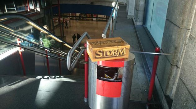 El paquete sospechoso que alertó a la policía, en el acceso al intercambiador de Nuevos Ministerios