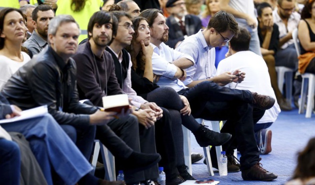 &Iacute;&ntilde;igo Errej&oacute;n consulta su tel&eacute;fono durante la Asamblea de noviembre.