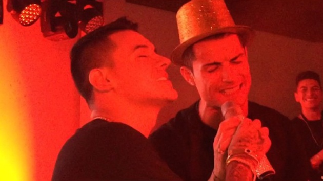 Cristiano Ronaldo celebra su cumplea&ntilde;os cantando junto al artista colombiano Kevin Roldan