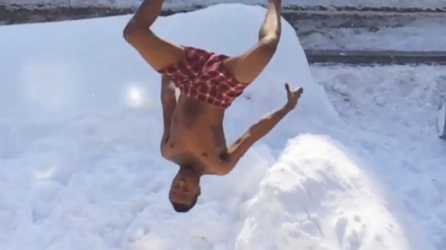 Un joven salta haciendo una acrobacia