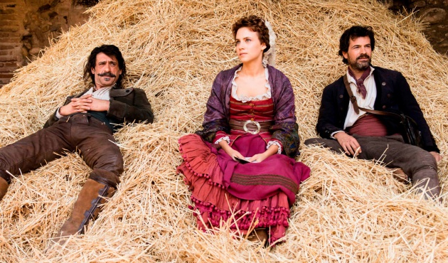 Momento de la serie en el que vemos a Rodolfo Sancho vestido como su padre