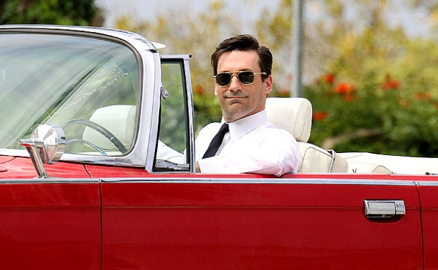 John Hamm en Mad Men, conduciendo muy tranquilo
