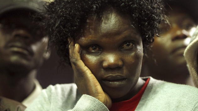 Una mujer espera noticias de su hijo, que estaba en el campus de Garissa.