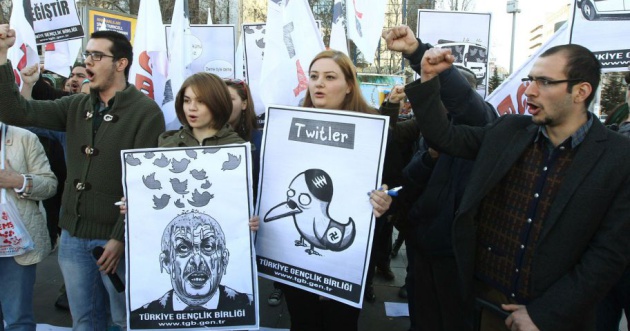 J&oacute;venes turcos protestan contra el bloqueo de Twitter, el pasado marzo
