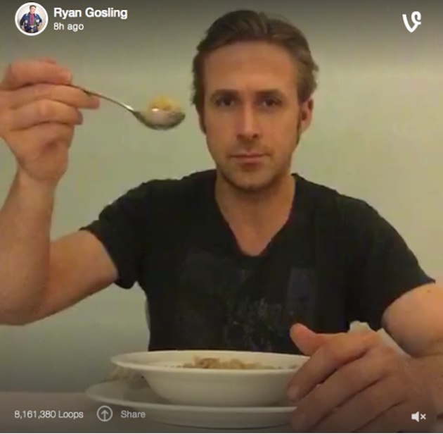 Ryan Gosling brindando con sus cereales en honor a Ryan McHenry, creador del meme que falleci&oacute; el domingo