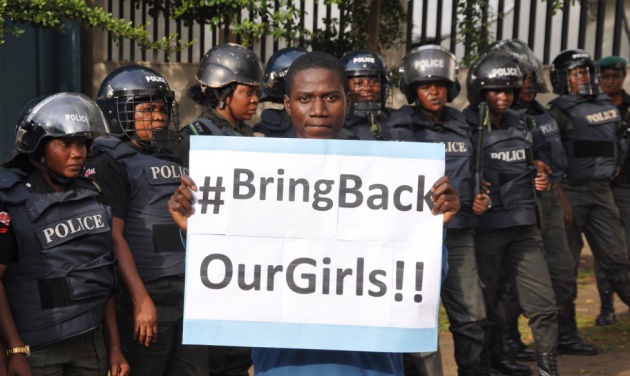 Un hombre pide la liberaci&oacute;n de las ni&ntilde;as en Nigeria.