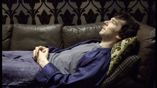 Sherlock Holmes (Benedict Cumberbatch) muy aburrido