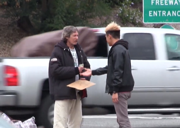 Kenni Thomas Nikkel junto a Josh Paler Lin, en el comienzo del v&iacute;deo &quot;&iquest;En qu&eacute; gasta un hombre sin hogar 100 d&oacute;lares?&quot; 