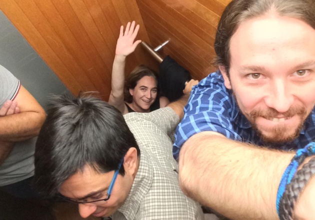 Pablo Iglesias se queda atrapado en un ascensor con Ada Colau y lo tuitea