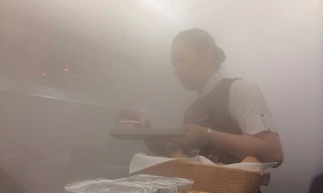 Este avi&oacute;n se llen&oacute; de niebla, pero las azafatas continuaron trabajando.