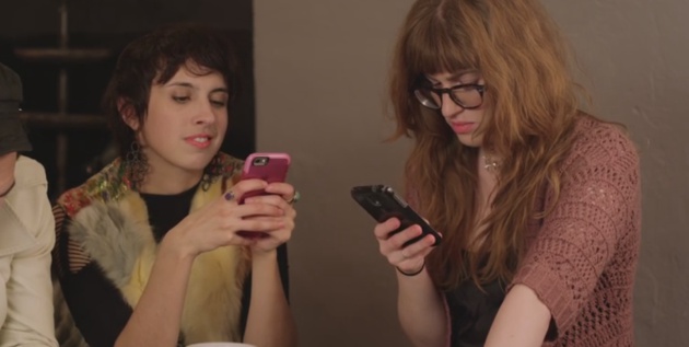 La de la derecha va a acabar con dolor de cuello