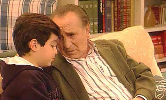 El se&ntilde;or Manolo cont&aacute;ndole un par de mentirijillas a Chechu 