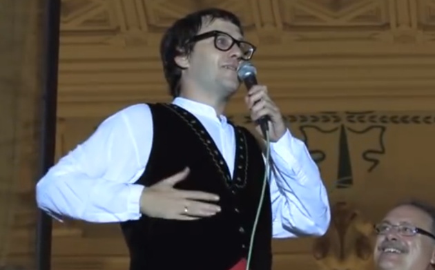 Joaqu&iacute;n Reyes gan&aacute;ndose a las masas con el traje regional manchego durante su preg&oacute;n en Albacete