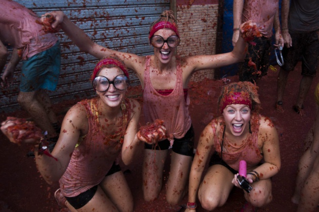 Tres mujeres se muestra victoriosas tras batallar en La Tomatina