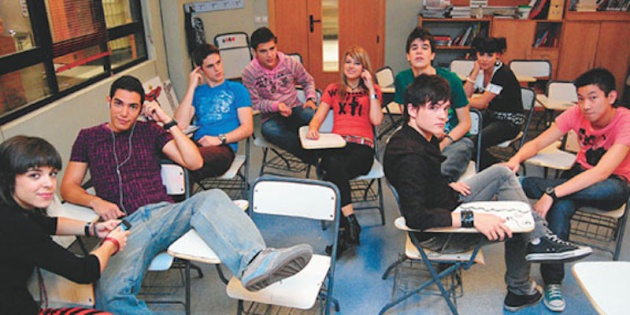 En 'Física o Química' aun se mandaban notitas en vez de WhatsApps, pero eran muy adelantados en otros menesteres