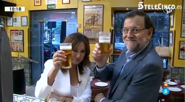 Ana Rosa Quintana y Mariano Rajoy brindan durante su entrevista