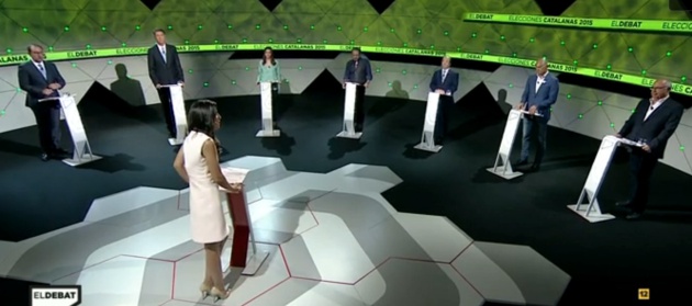 Siete atriles para siete candidatos: un momento de la retransmisión del debate