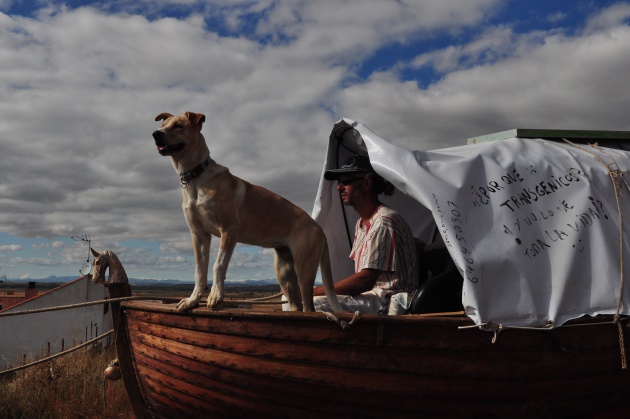 Amador González y su perra Senda en la carrobarca. Foto: Jose Manuel C
