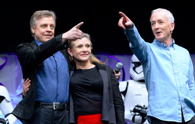 Mark Hamill, Carrie Fisher y Anthony Daniels (C-3PO), reunidos en California en abril de 2015