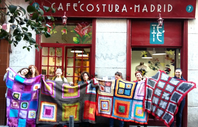 Las mantas elaboradas en el encuentro organizado por 'Teté Café Costura'
