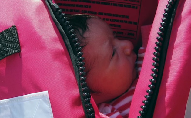 Mohammed, dentro del chaleco en el que la voluntaria Darcia Schouten lo encontr&oacute;. &copy; UNICEF/2015/Nybo