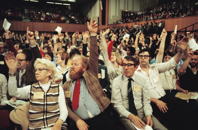 Los asistentes al congreso del Partido Laborista brit&aacute;nico en 1981 votando si prefieren la tortilla con cebolla o sin cebolla