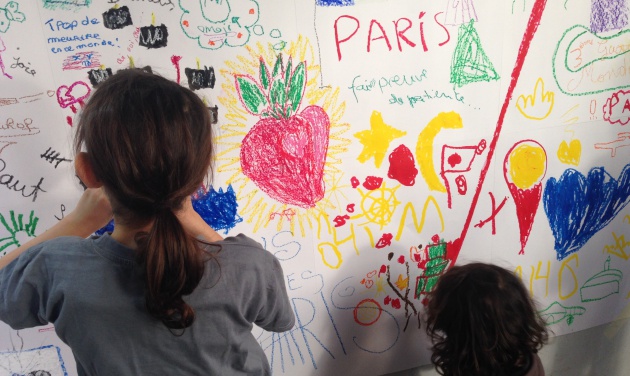 Niños pintando cómo se sienten en París.