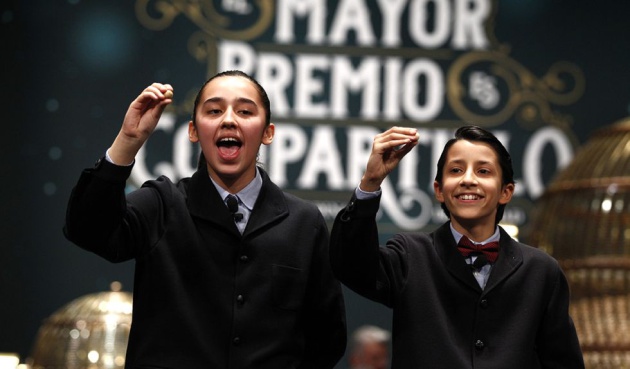 Los ni&ntilde;os de San Ildefonso, cantando el Gordo el pasado a&ntilde;o. Foto: Luis Sevillano
 
